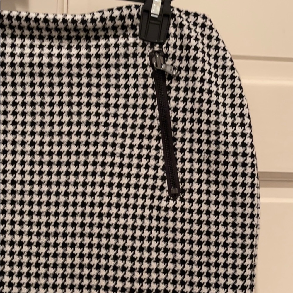 Karen Kane houndstooth print straight skirt. - Picture 2 of 3